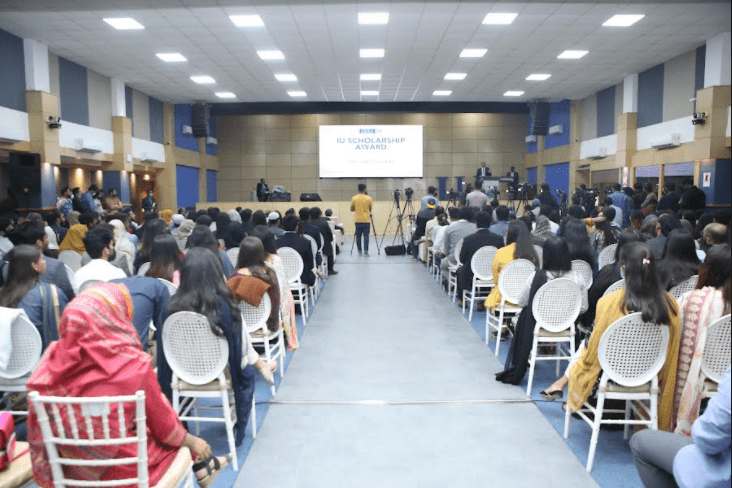 IU awards scholarships to as many as 300 students