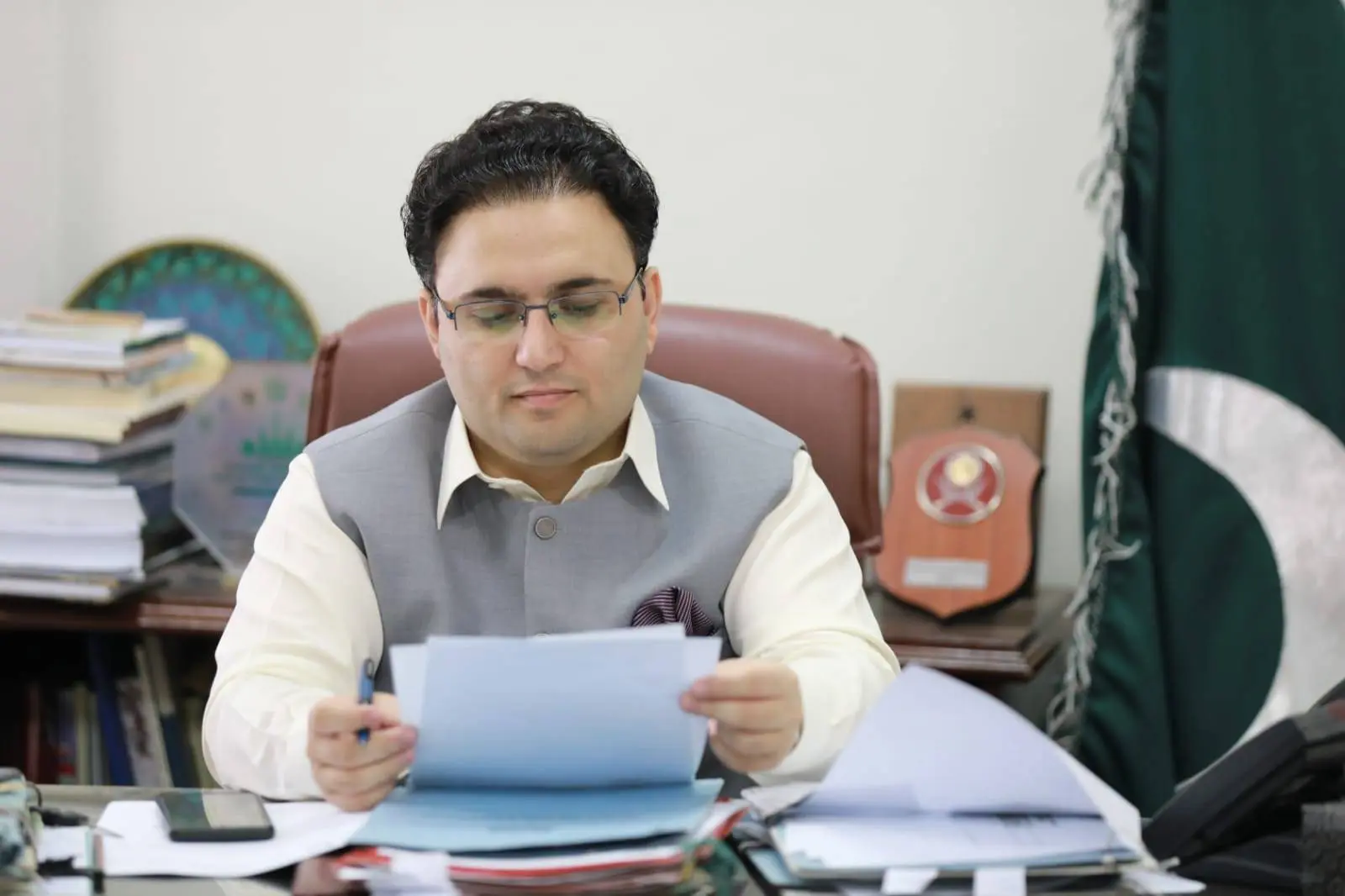 Temporary Registrar QAU resigns