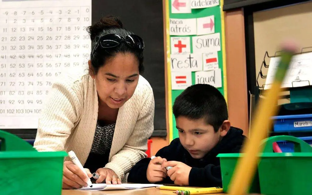 benefits of bilingual education