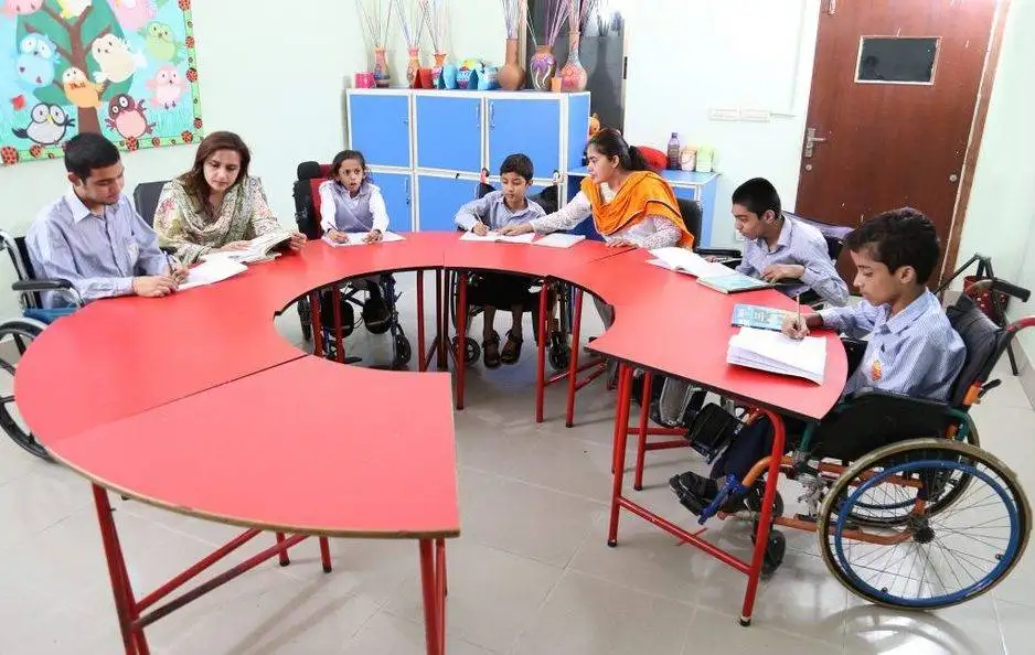 Lahore Officials Consider 3-Day School Closure Amid Severe Smog