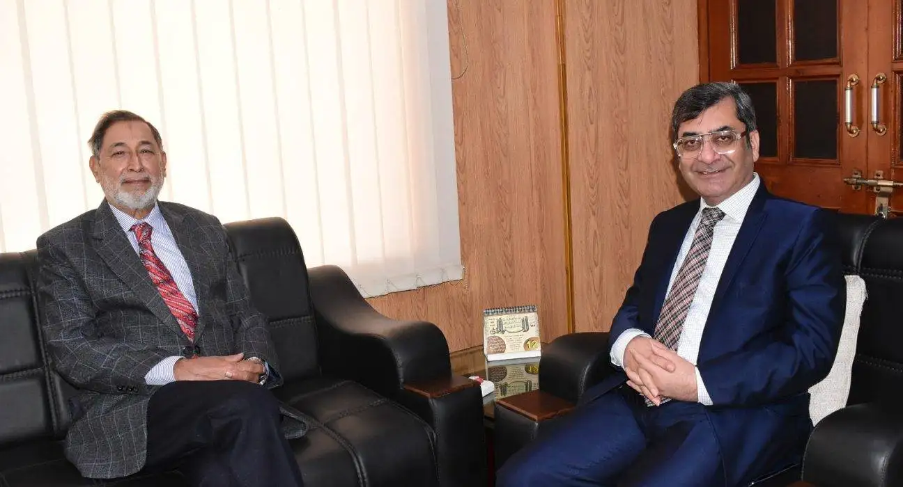 Former Punjab Governor Visits GCUF