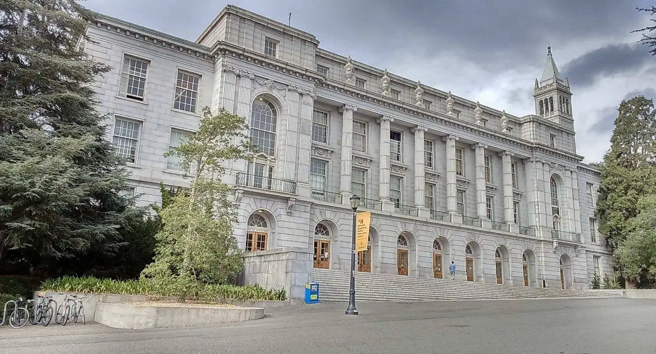 US Colleges Advise Foreign Students Against Summer Travel