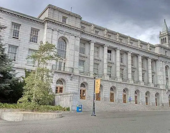 US Colleges Advise Foreign Students Against Summer Travel