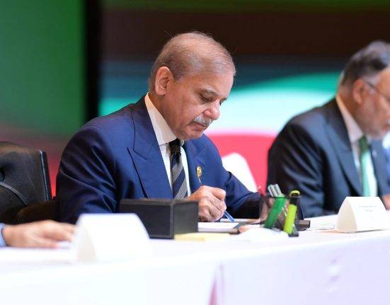 PM Urges United Effort to Fight Darkness of Illiteracy