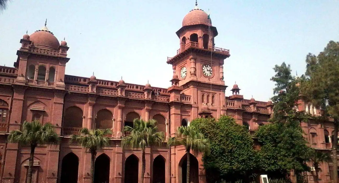 Benefits of Pursuing a Degree in Lahore