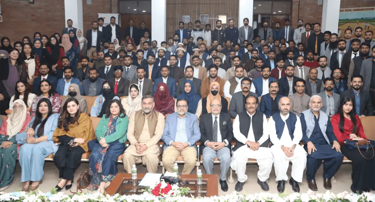 HEC Sends Off 221 Agriculture Graduates to China