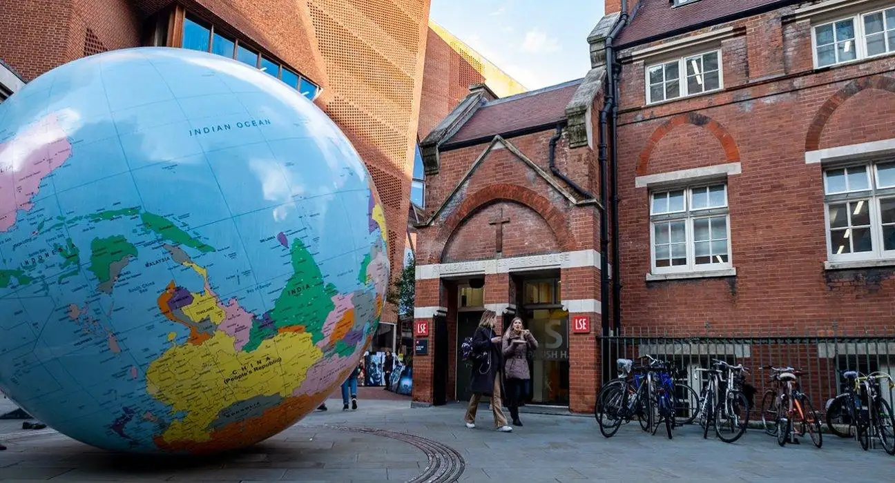 Advantages of studying at London School of Economics