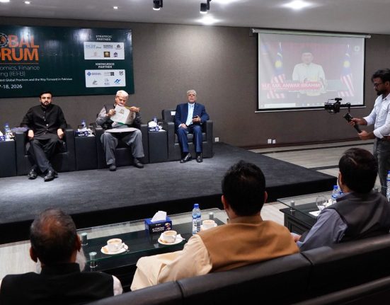 Malaysian PM Pushes Islamic Finance at UMT