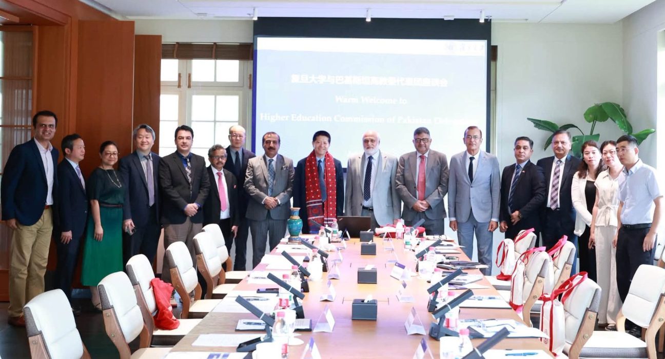 HEC Chairman Visits Fudan University