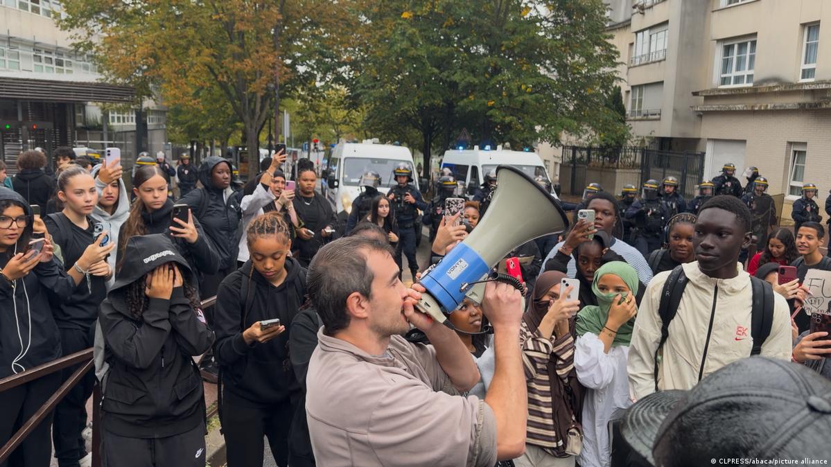French High Schools in Turmoil as Student Protests Spread