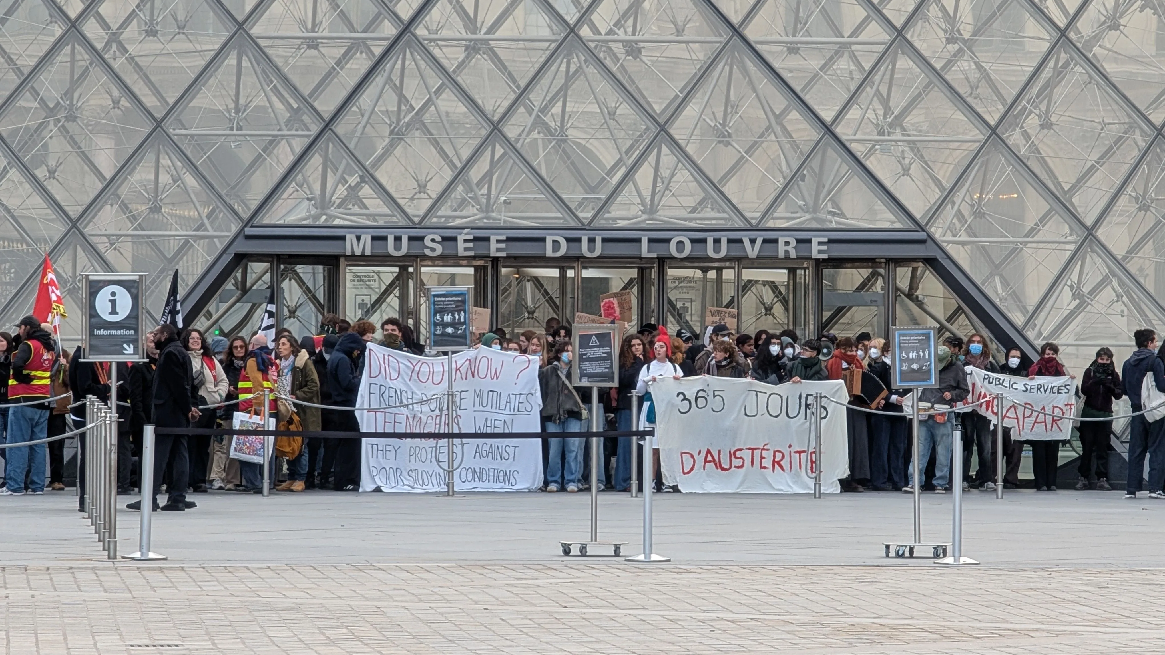 Louvre Doors Blocked as Student Anger Sweeps France